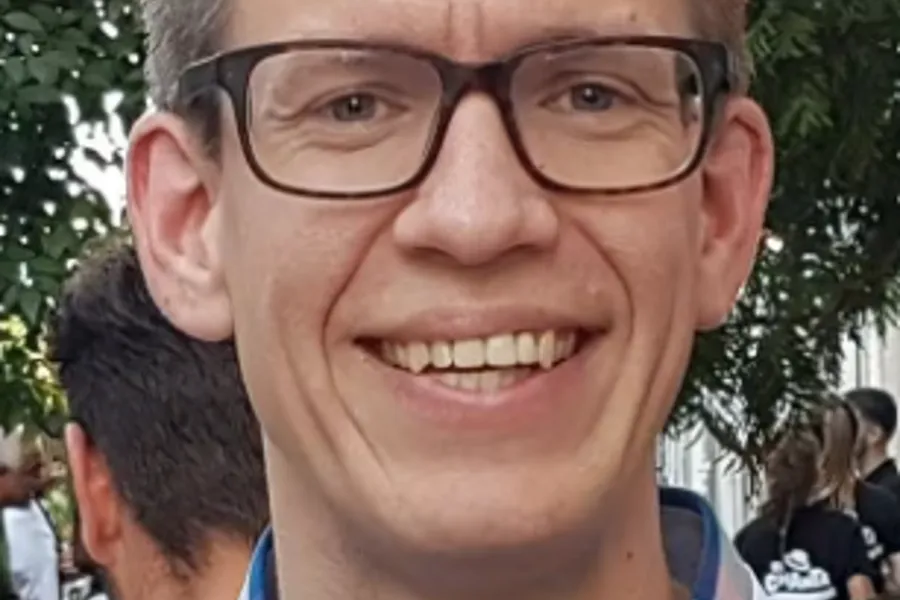 En mann med briller