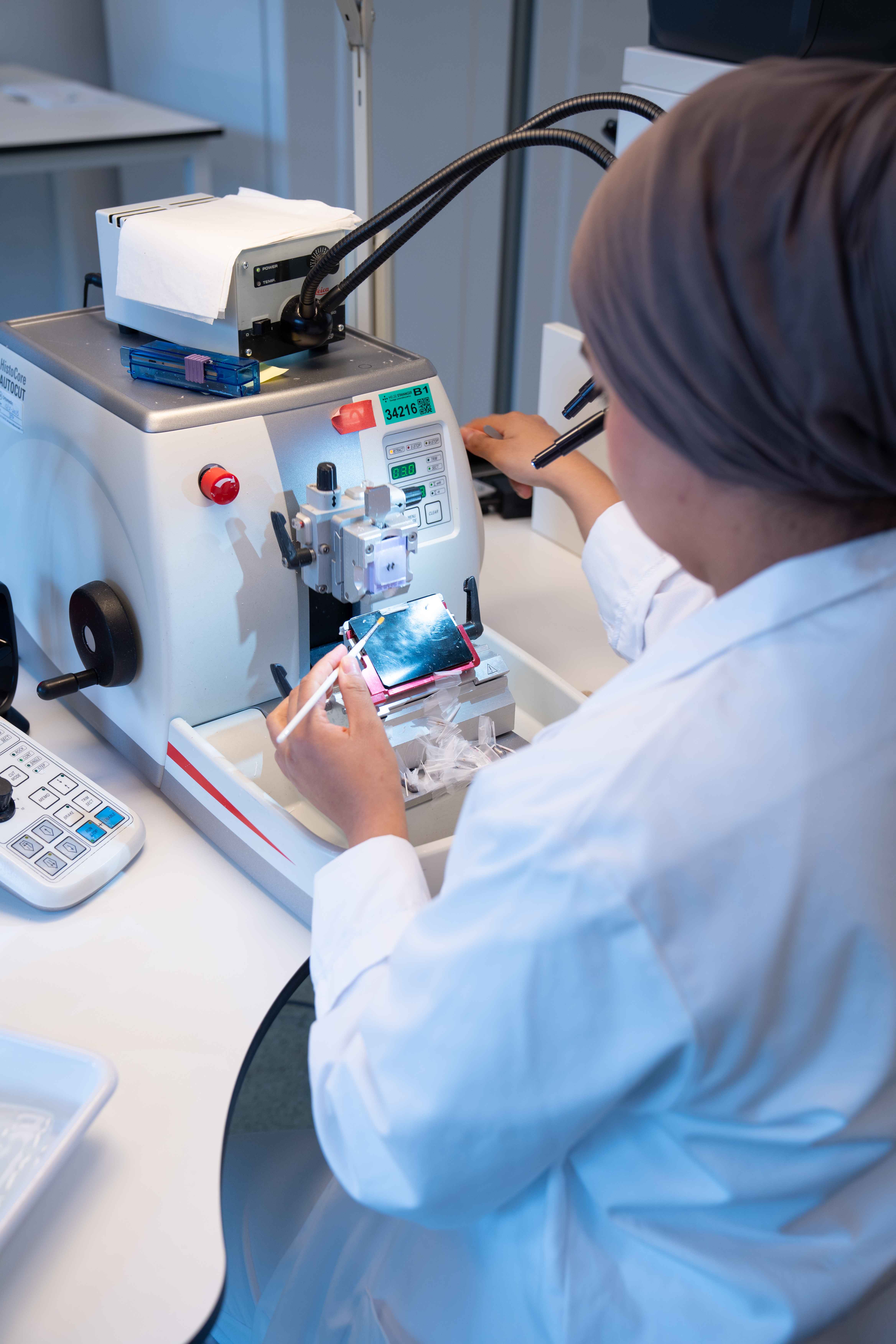 En kvinne arbeider på lab.