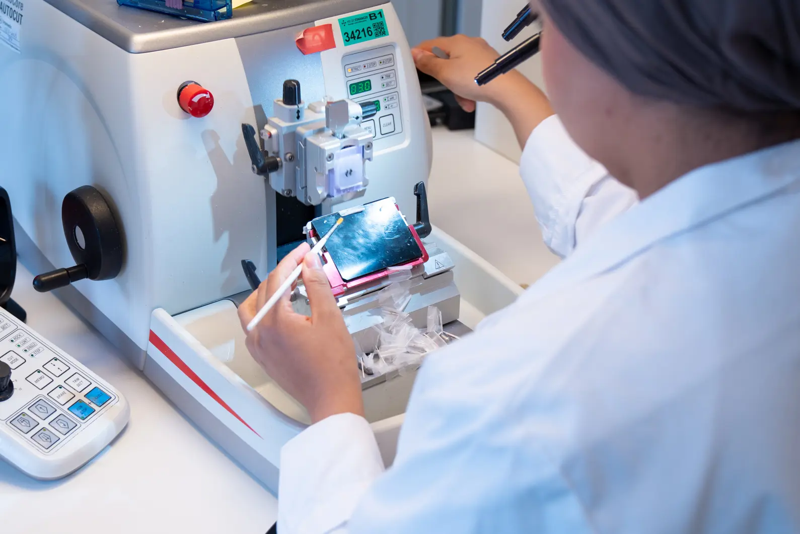 En kvinne arbeider på lab.