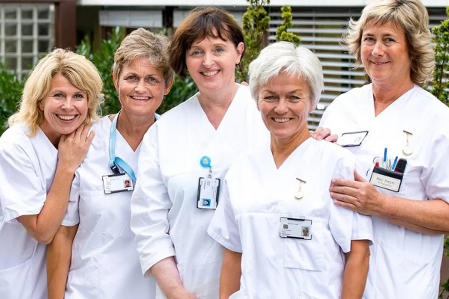 En gruppe kvinner iført hvite skjorter