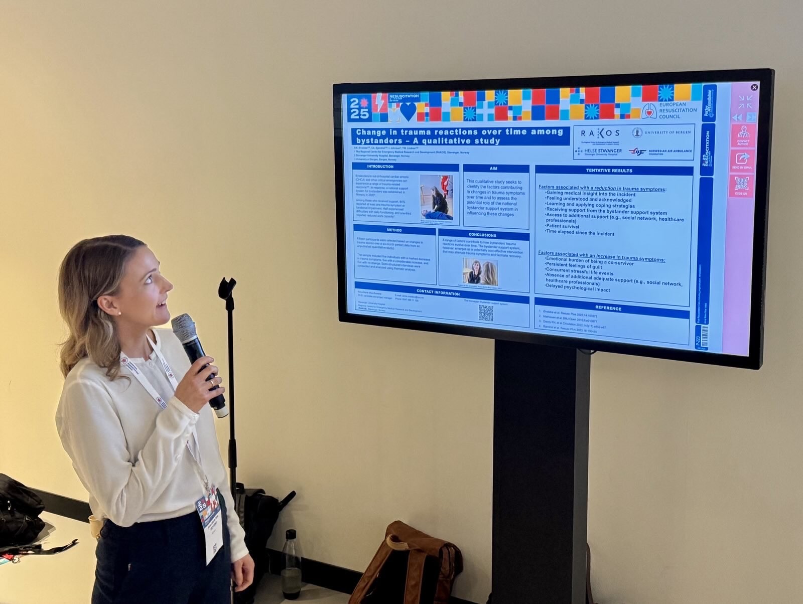 En person som snakker inn i en mikrofon