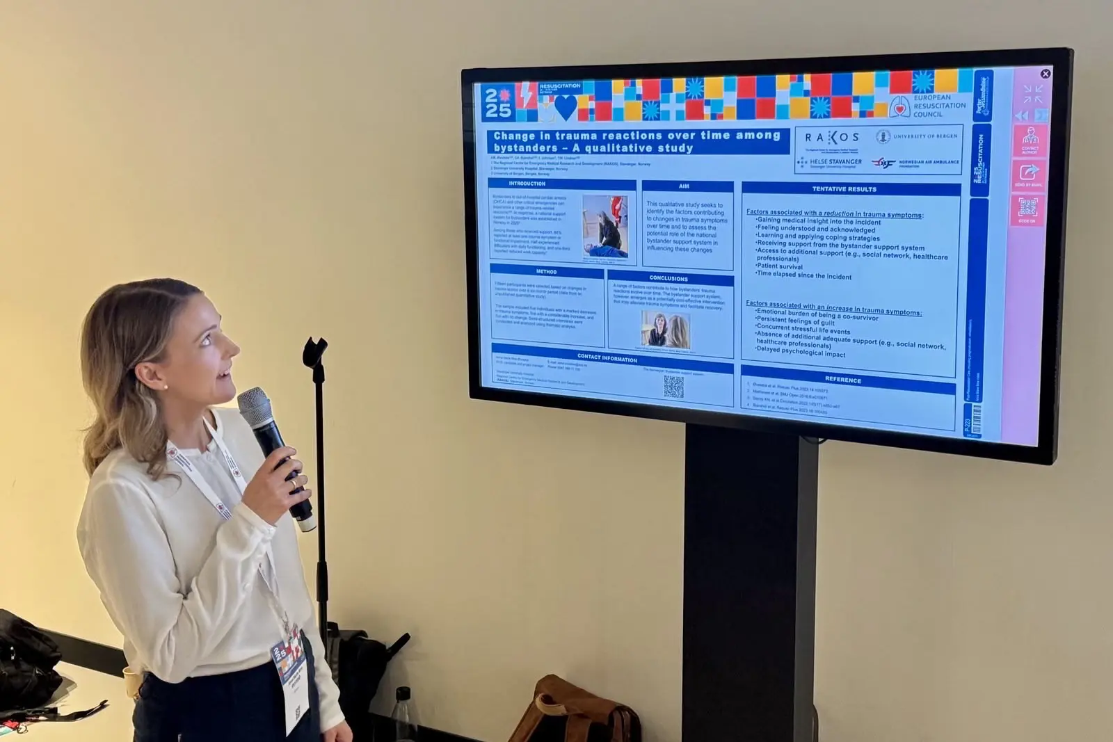 En person som snakker inn i en mikrofon