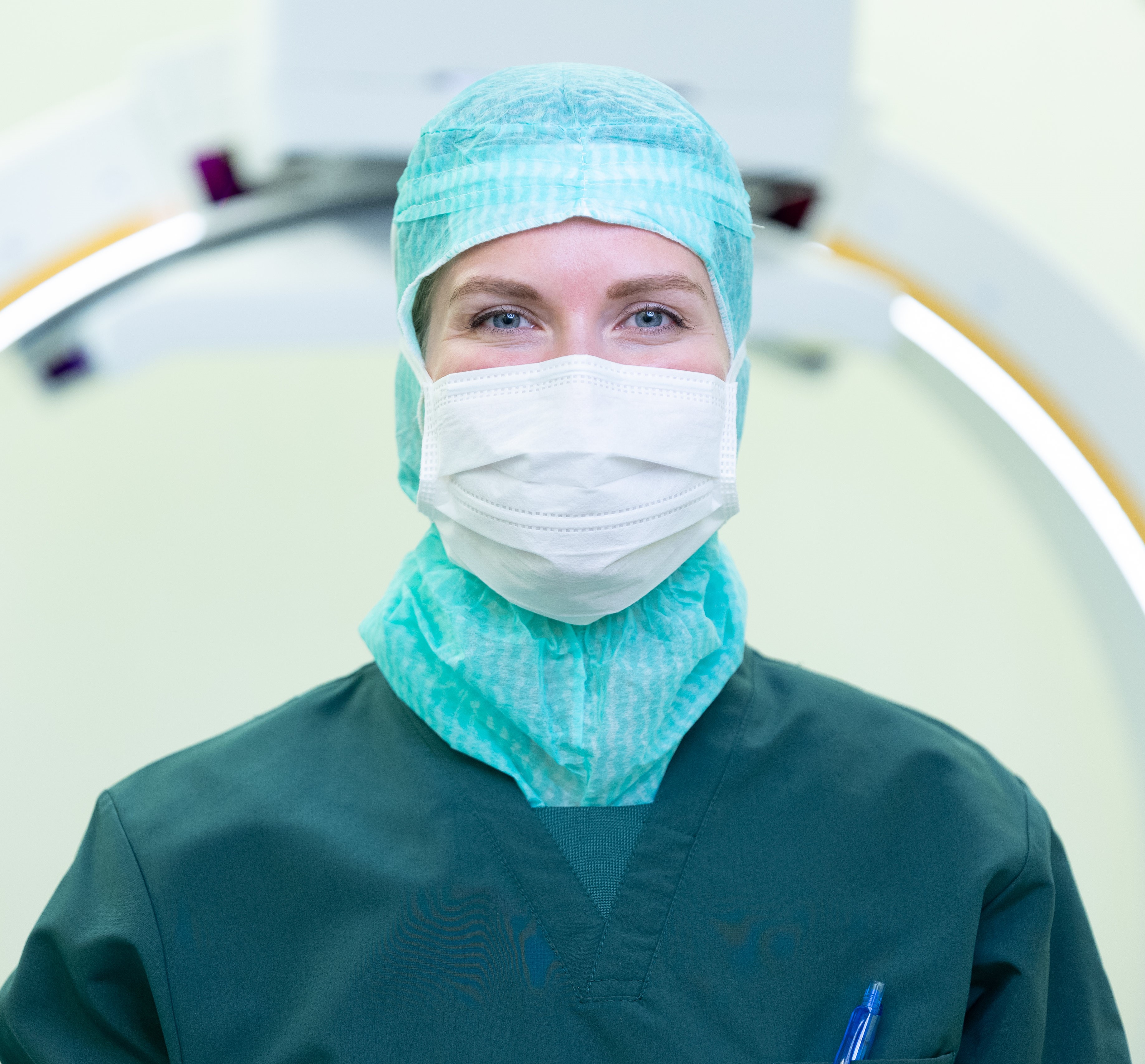 En person som bærer maske