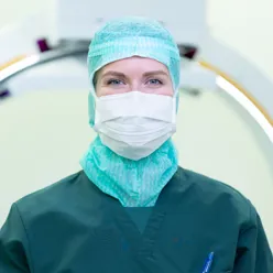 En person som bærer maske