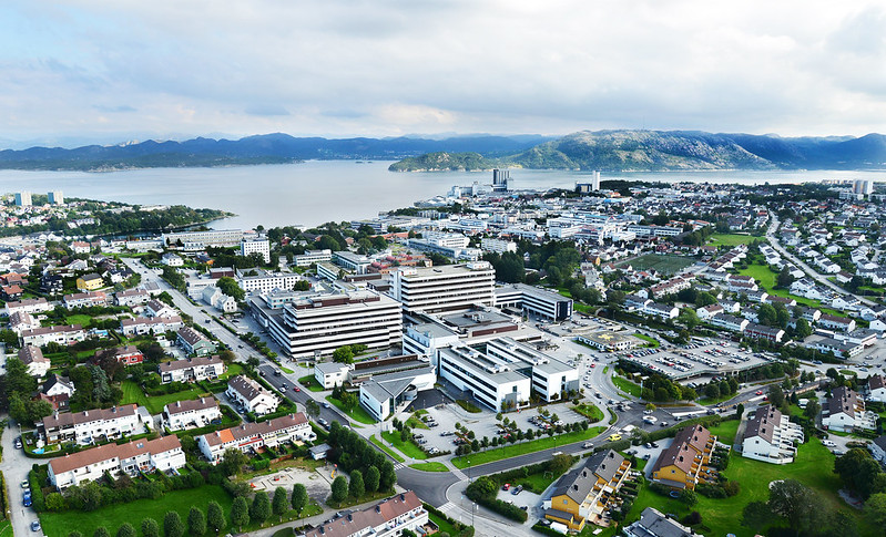 En by med en vannmasse i bakgrunnen