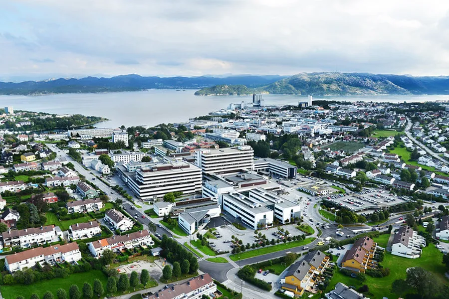 En by med en vannmasse i bakgrunnen