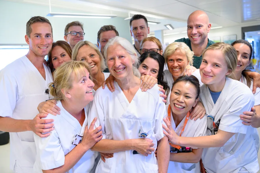 En gruppe mennesker som poserer for et bilde