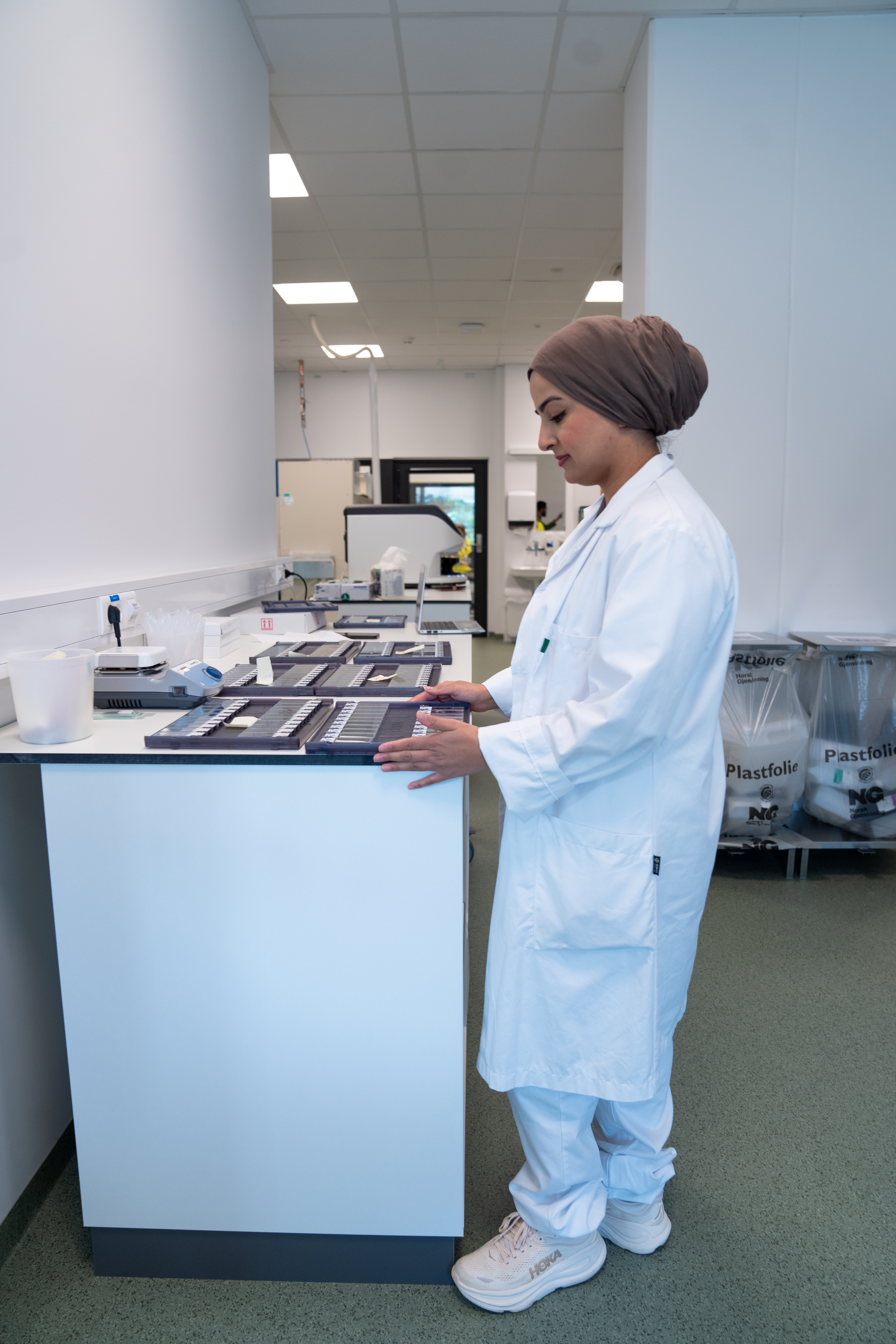 En kvinne arbeider på lab.