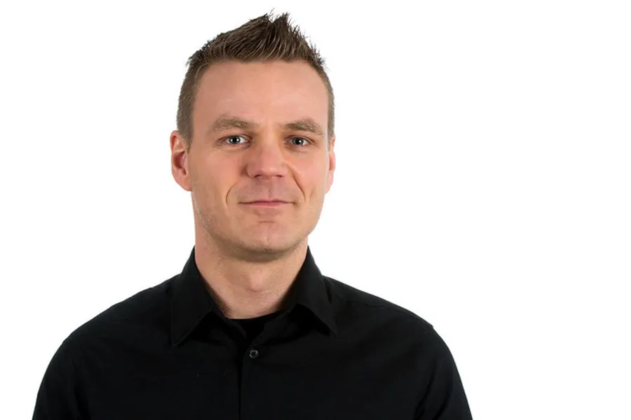 En mann iført svart skjorte