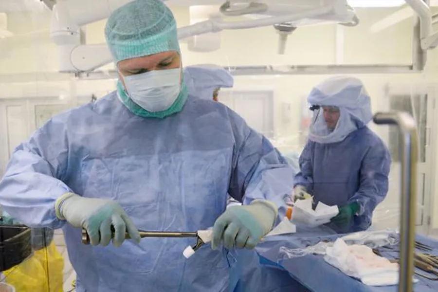 En gruppe kirurger som utfører kirurgi