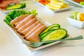 En sandwich på en tallerken