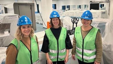En gruppe kvinner iført hjelmer og reflekser
