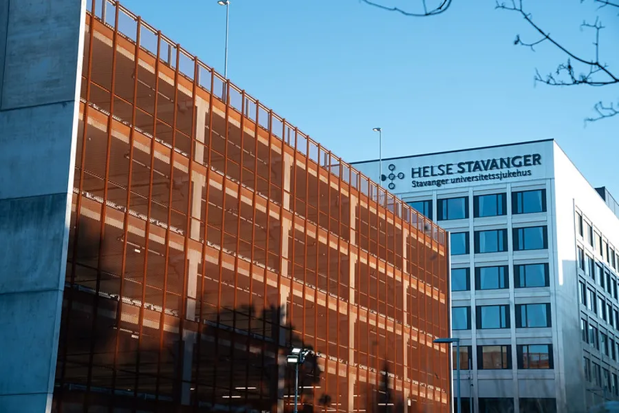 En bygning med et skilt på