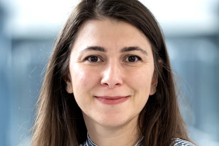 En kvinne med langt hår