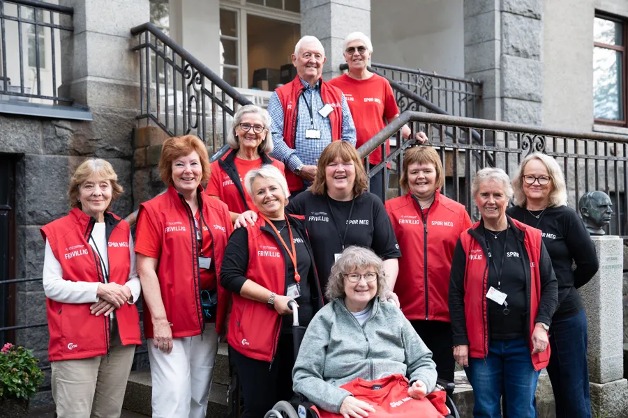 En gruppe mennesker som poserer for et bilde