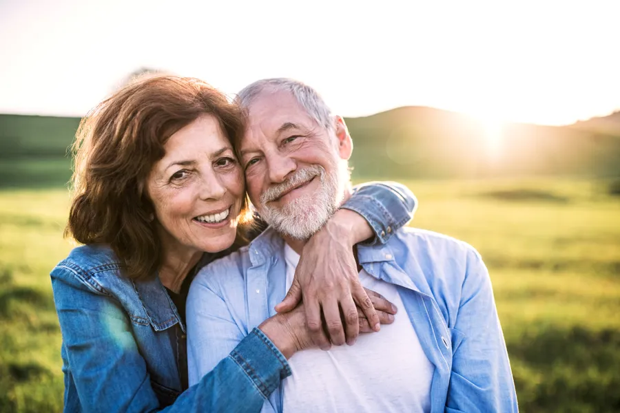 Ektepar i solnedgang