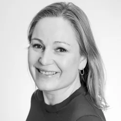 En kvinne som smiler til kameraet