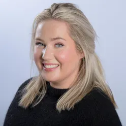 En kvinne med langt hår