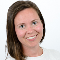 Et nærbilde av en kvinne som smiler