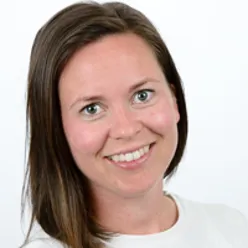 Et nærbilde av en kvinne som smiler