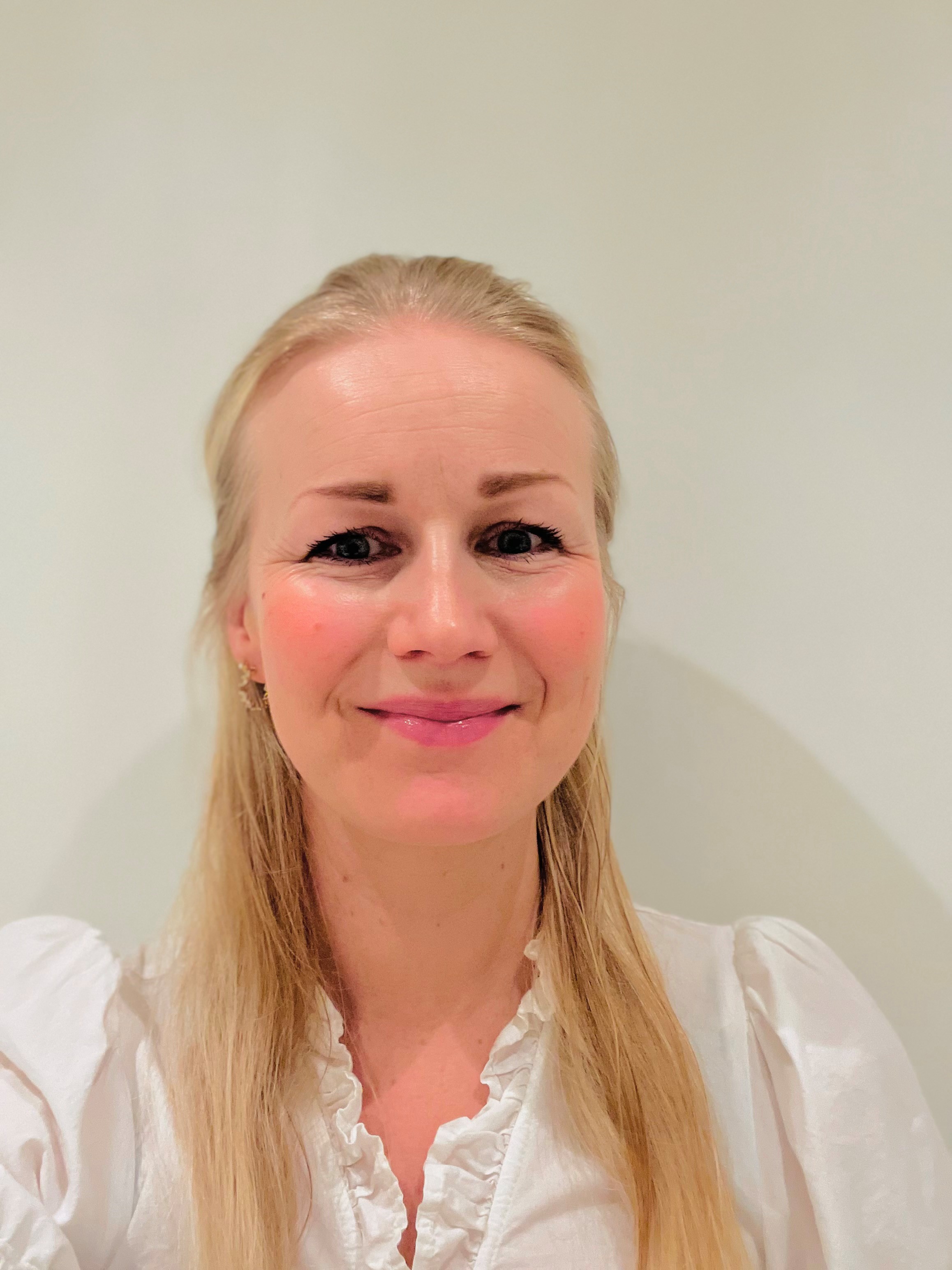 En kvinne med blondt hår