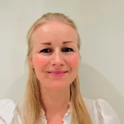 En kvinne med blondt hår