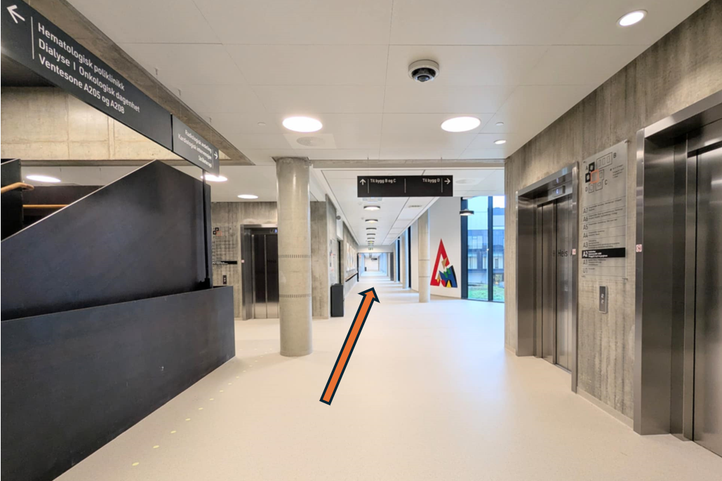 En lang gang med flere dører