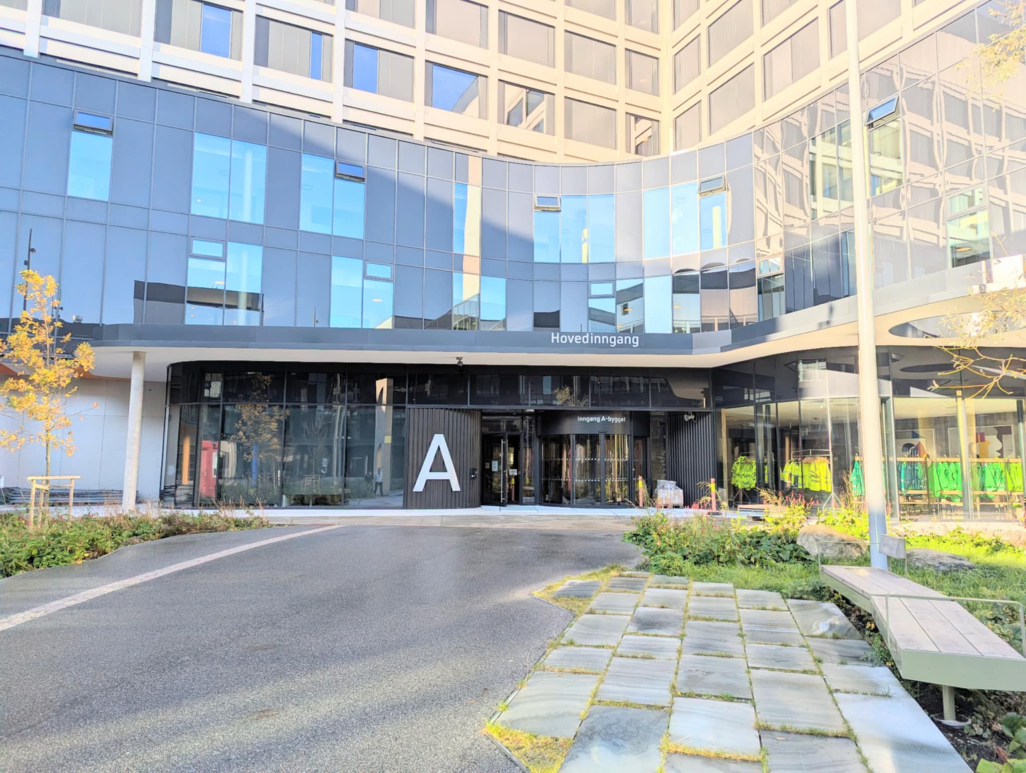 En bygning med vei og trær