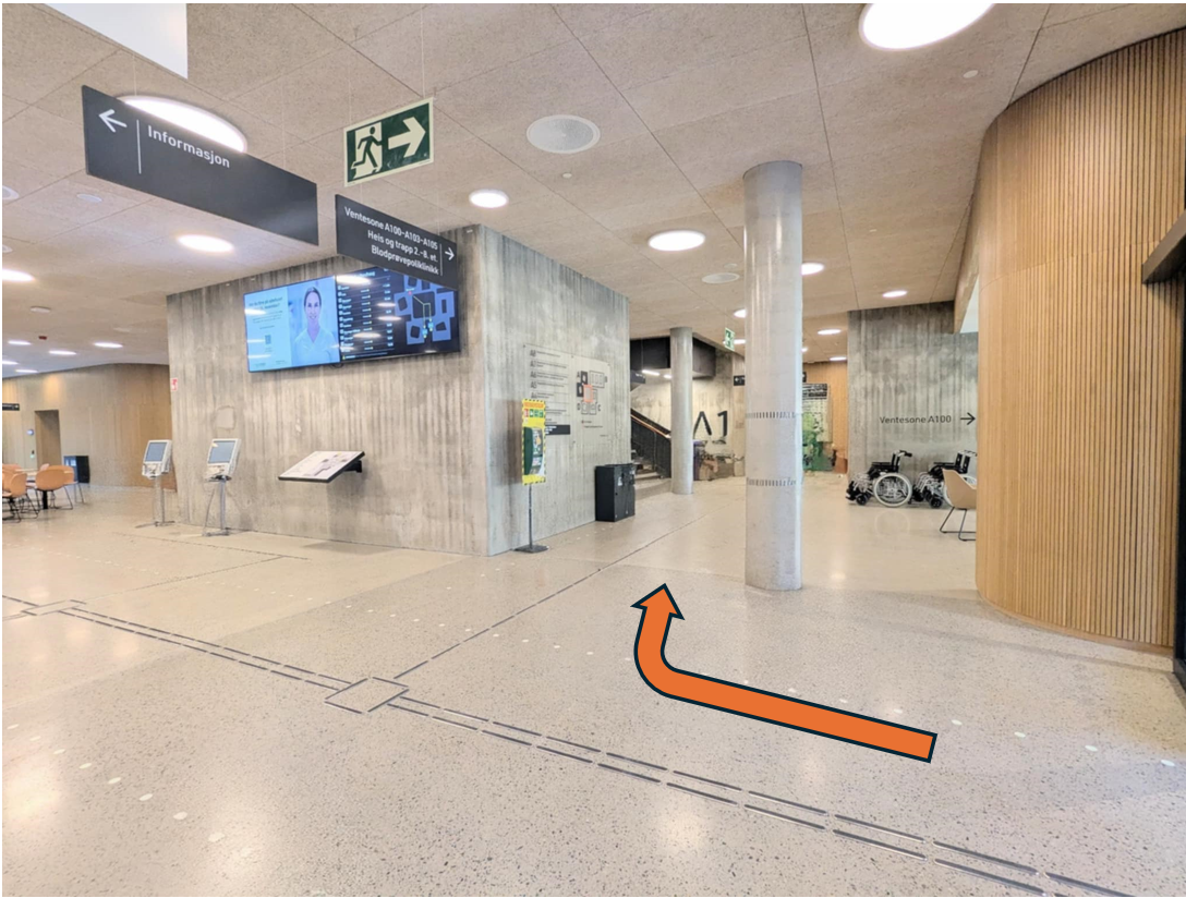 En stor tom bygning med skilt