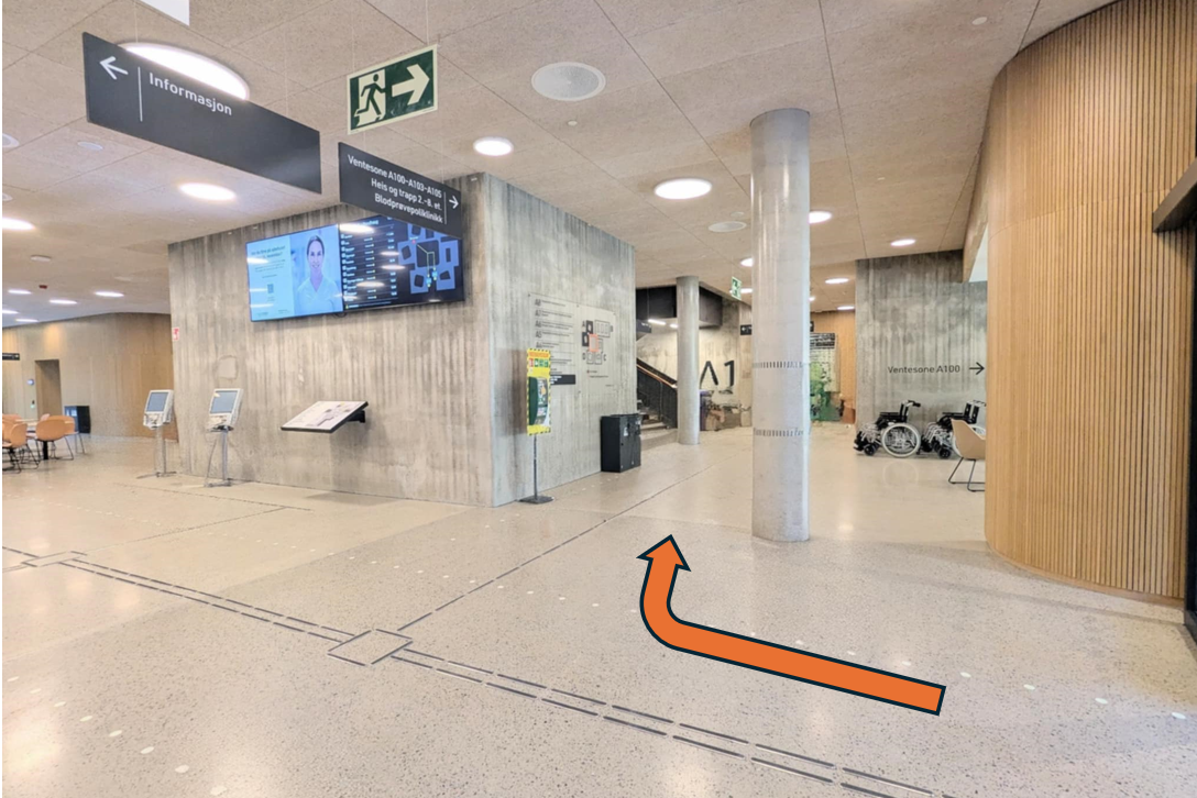 En stor tom bygning med skilt