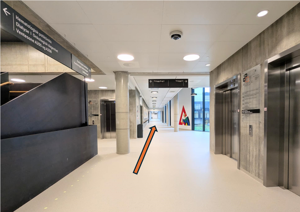 En lang gang med flere dører