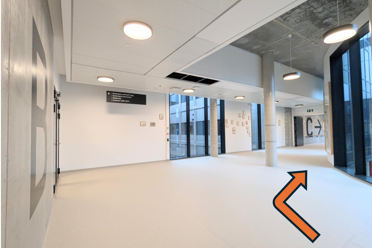 En gang med glassdører