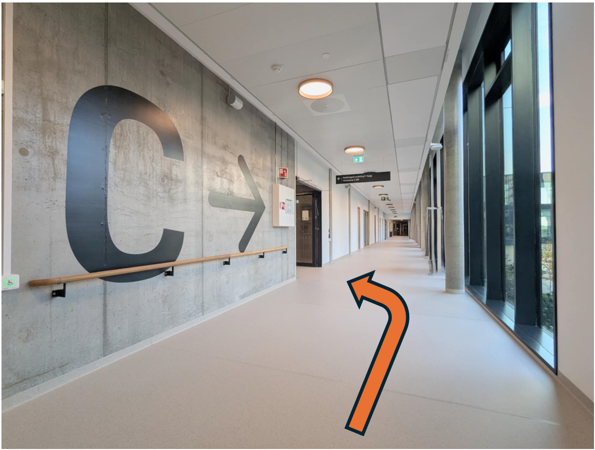 En gang med skilt på veggen