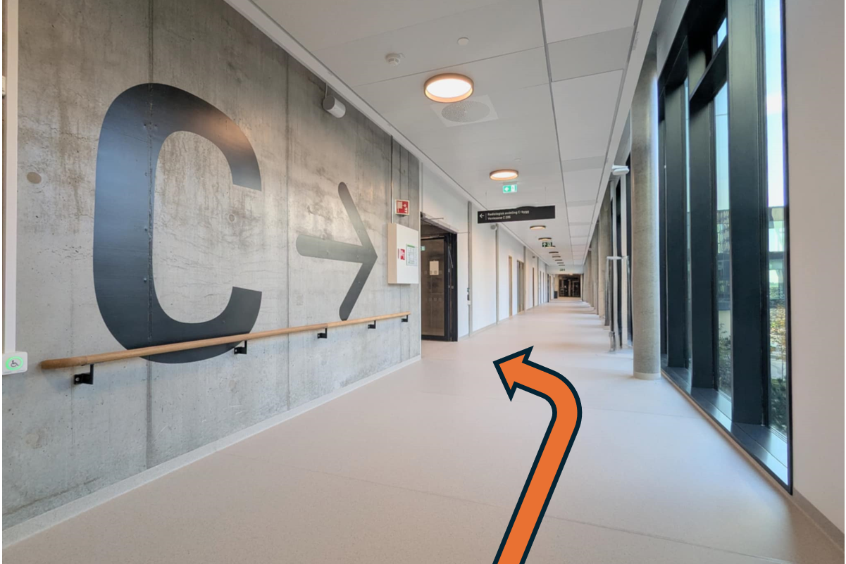 En gang med skilt på veggen