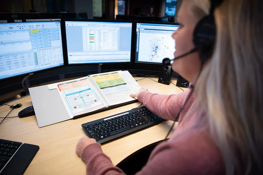 Sykepleier på AMK som svarer på telefonen.