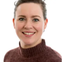 En person som smiler til kameraet