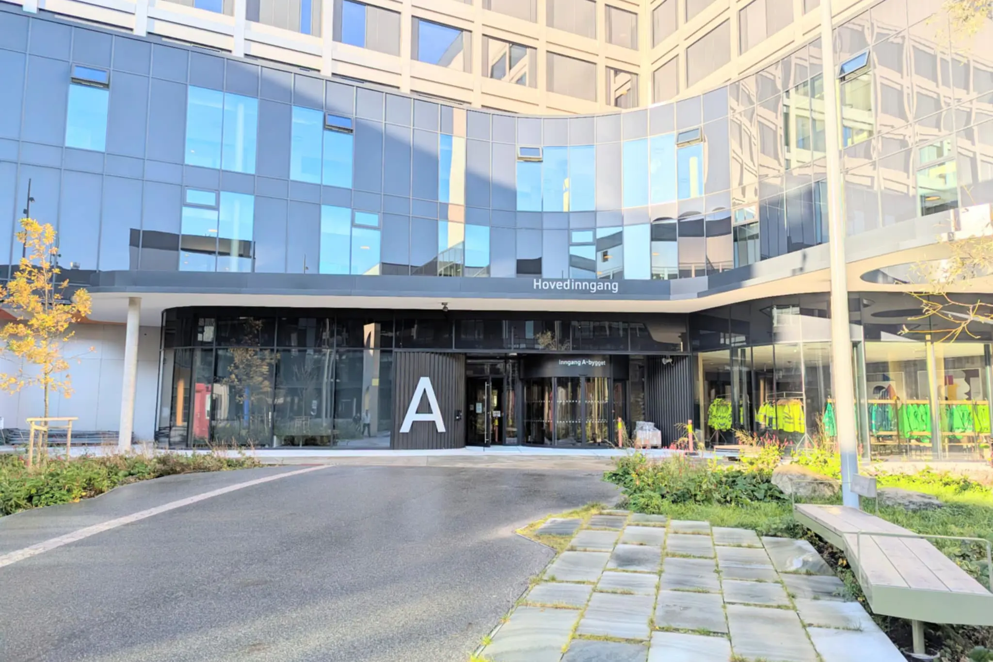 En bygning med vei og trær