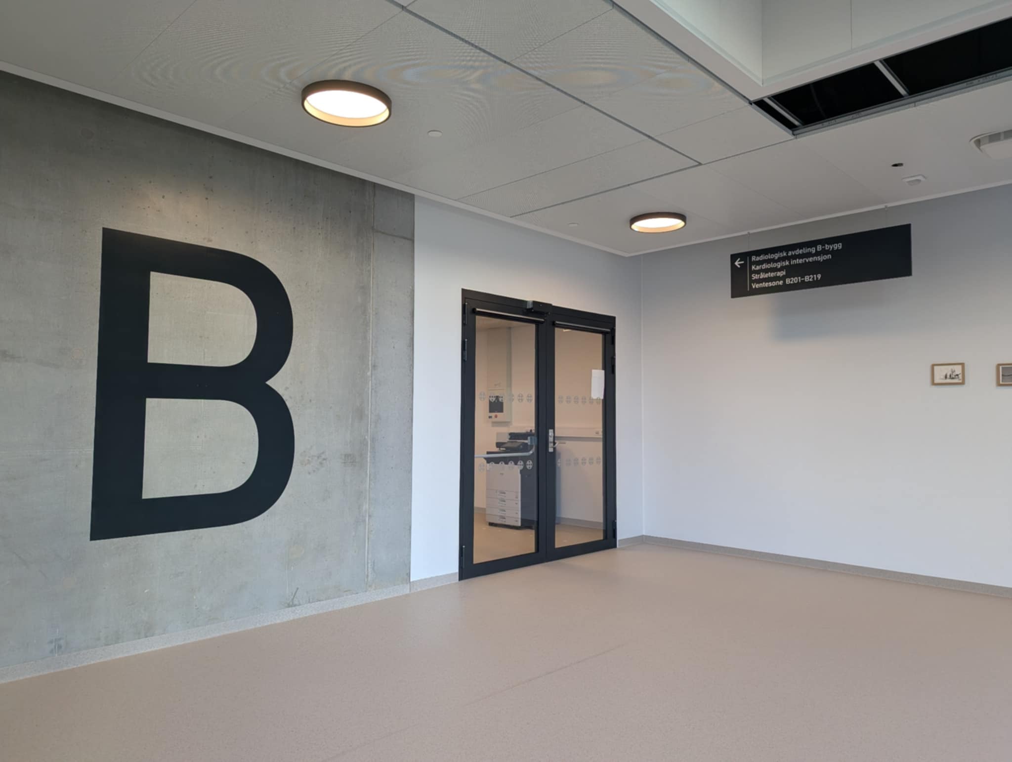 En gang med skilt på veggen