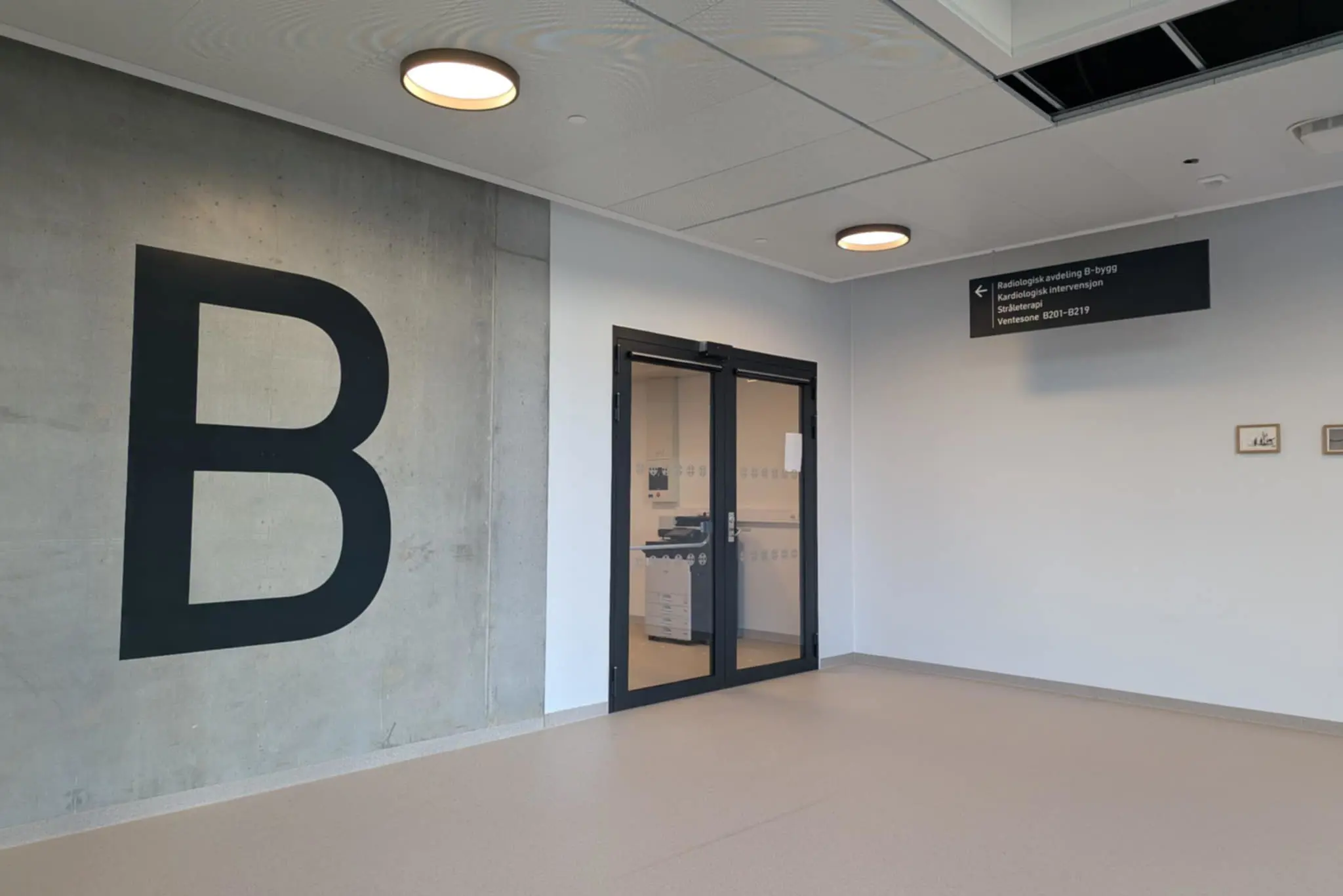 En gang med skilt på veggen