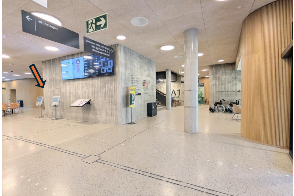 En stor tom bygning med motorsykler