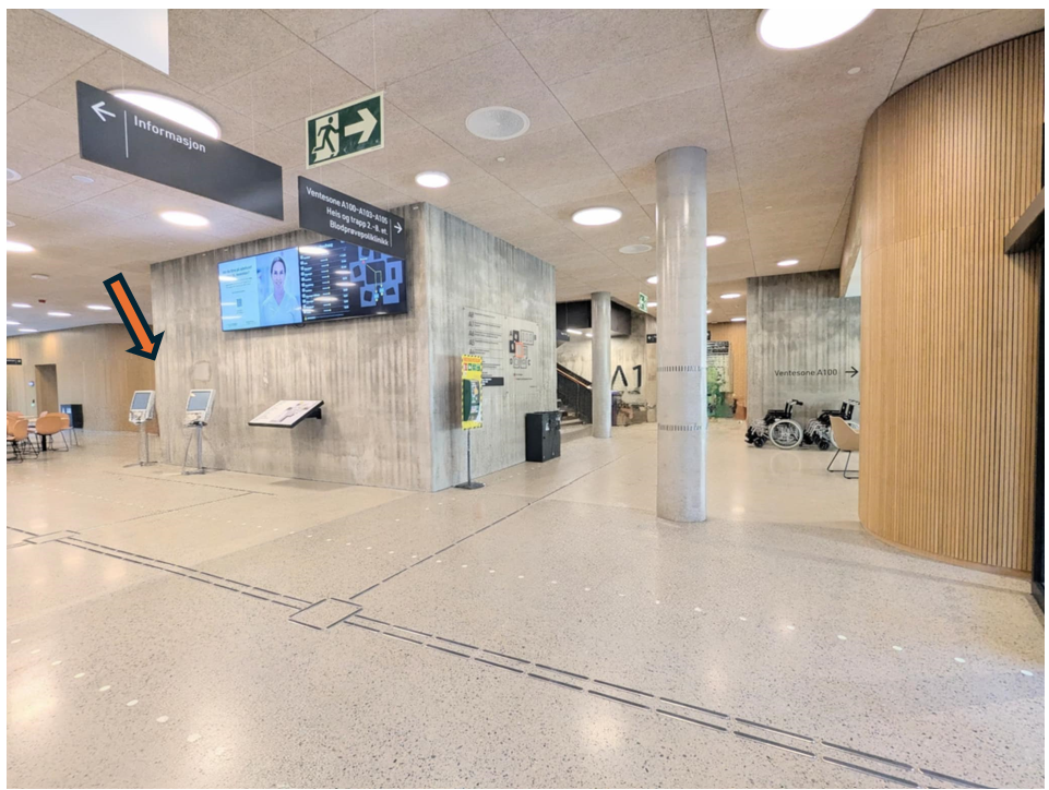 En stor tom bygning med motorsykler