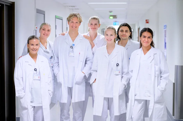 En gruppe kvinner i hvite labfrakker