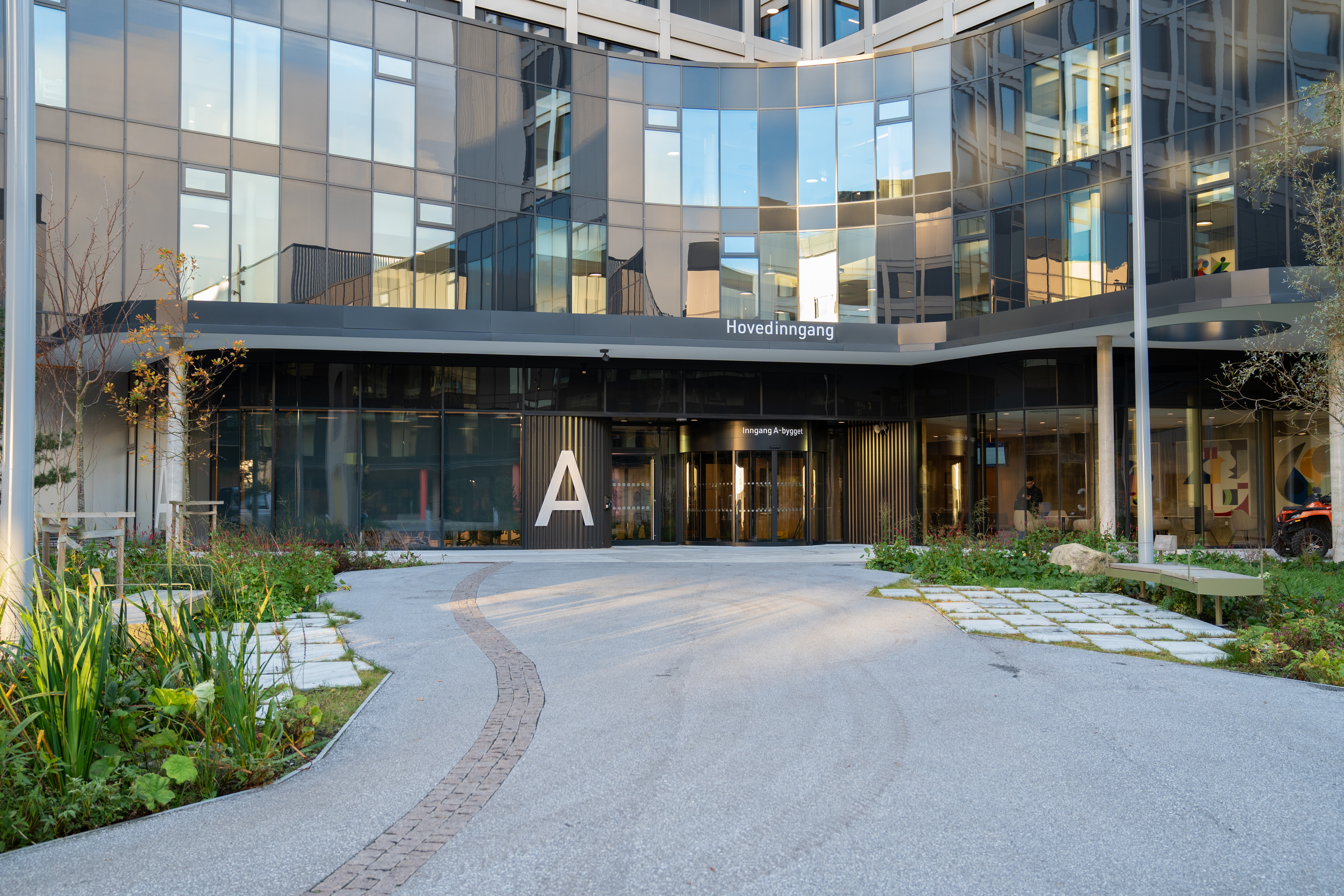 Fotografi av hovedinngangen på sykehuset på Ullandhaug