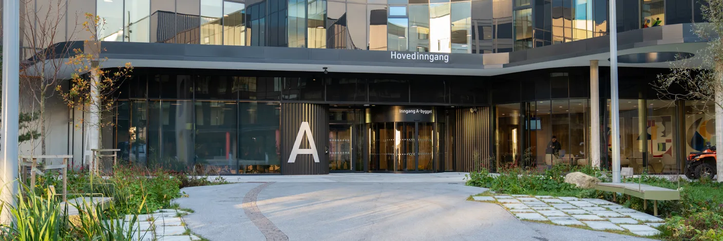 Fotografi av hovedinngangen på sykehuset på Ullandhaug