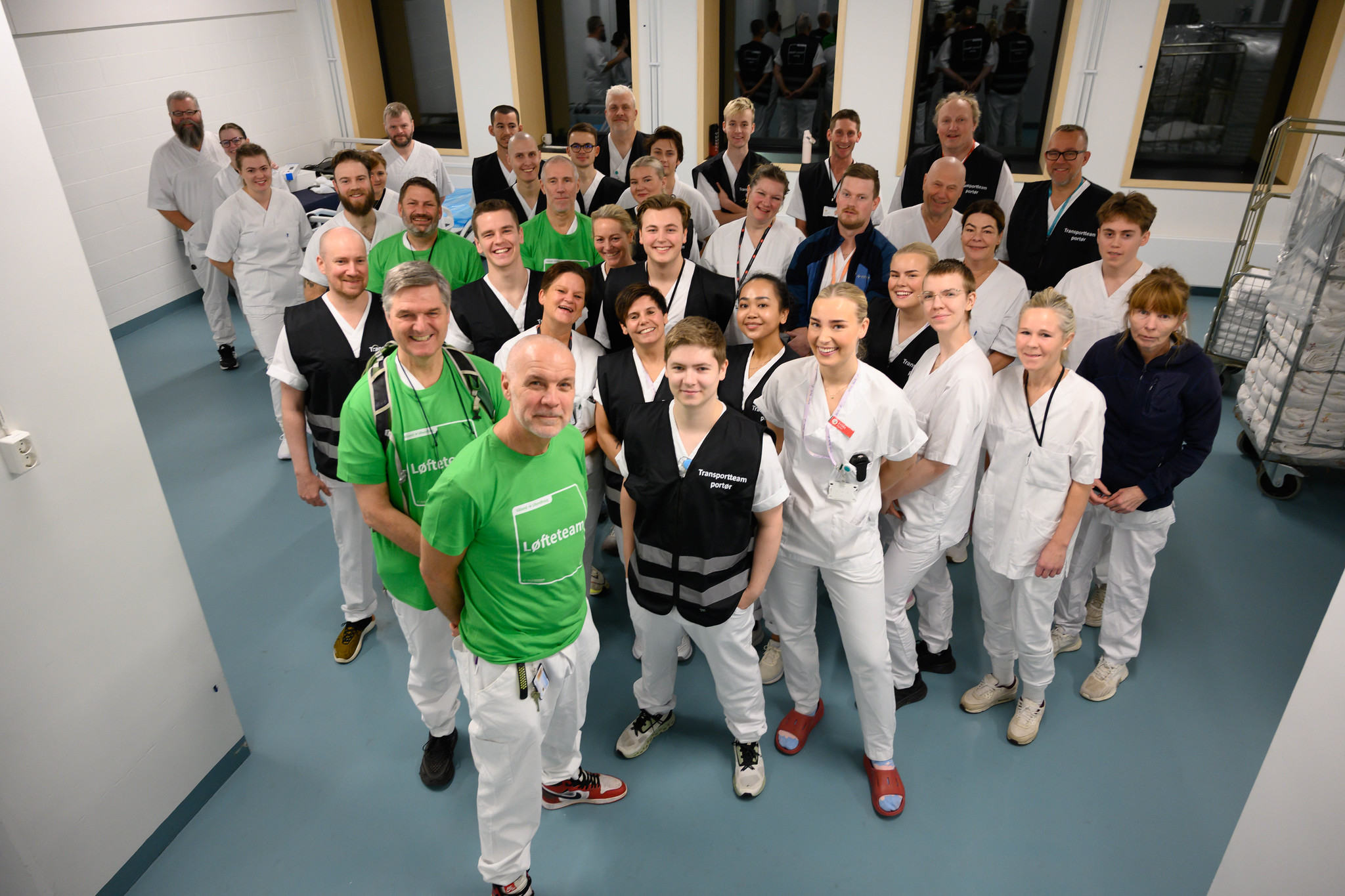 En gruppe mennesker som poserer for et bilde