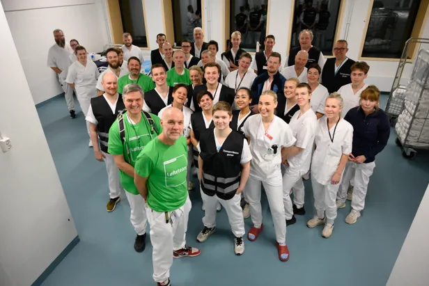 En gruppe mennesker som poserer for et bilde