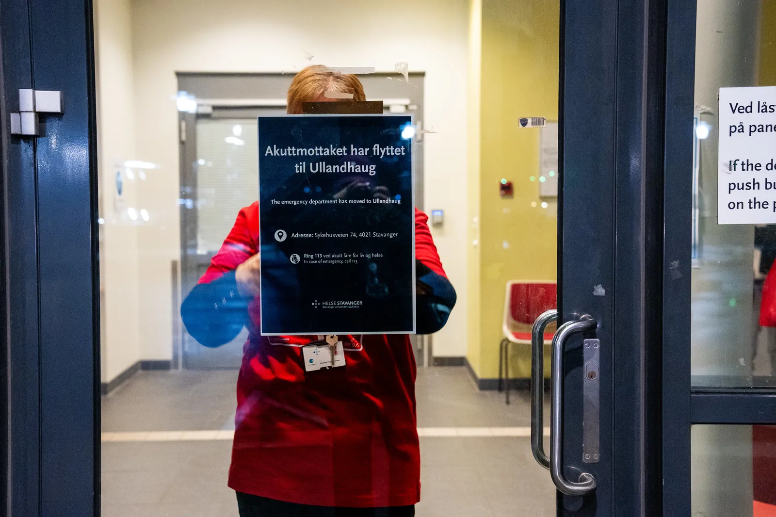 En person i rød frakk