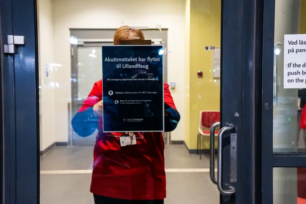 En person i rød frakk