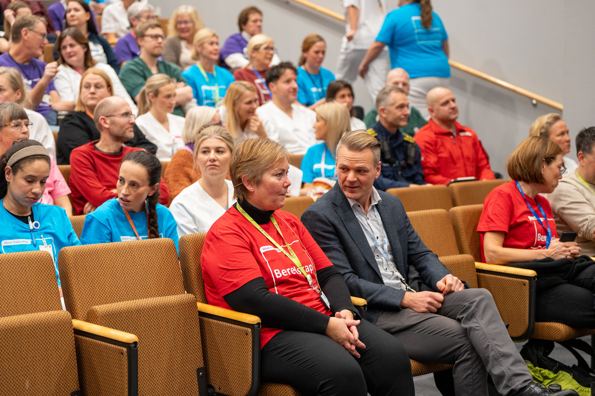 En gruppe mennesker som sitter i stoler