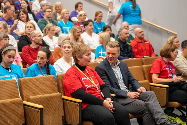 En gruppe mennesker som sitter i stoler